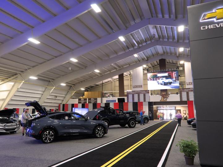 在宾夕法尼亚州伯利恒市思特博竞技场 (Stabler Arena) 的理海山谷车展上展示的车辆