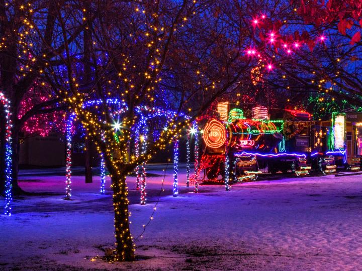 爱达荷州刘易斯顿冬日精神灯展上的节日灯光秀