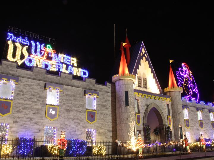 节日的彩灯在荷兰仙境乐园的入口处闪闪发光