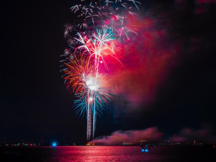 佛罗里达州巴拿马城 Salute to Freedom Festival 节期间的爱国主题烟花表演 佛罗里达州巴拿马城 Salute to Freedom Festival 节期间的爱国主题烟花表演