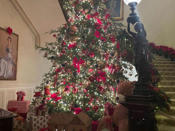 节日装饰为密苏里州杰斐逊城的州长官邸增添了节日气氛