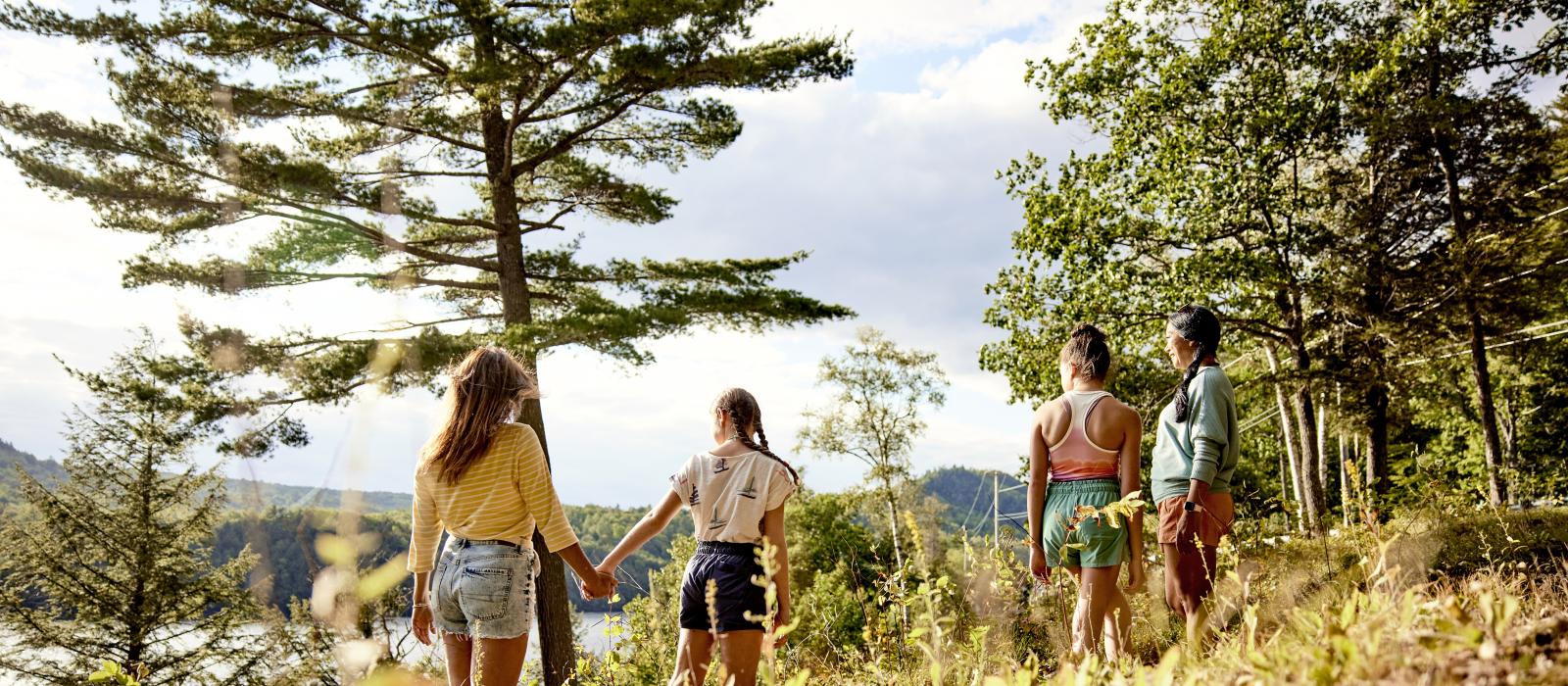 在缅因州福克斯 (Forks)，一群徒步旅行者正在享受精彩的户外活动