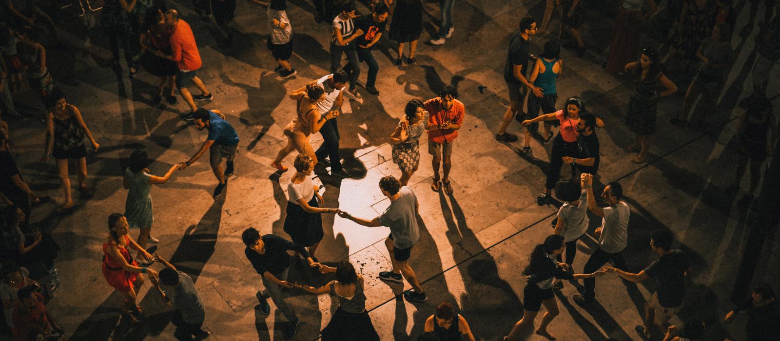 在波多黎各圣胡安的街道上跳萨尔萨舞 在波多黎各圣胡安的街道上跳萨尔萨舞