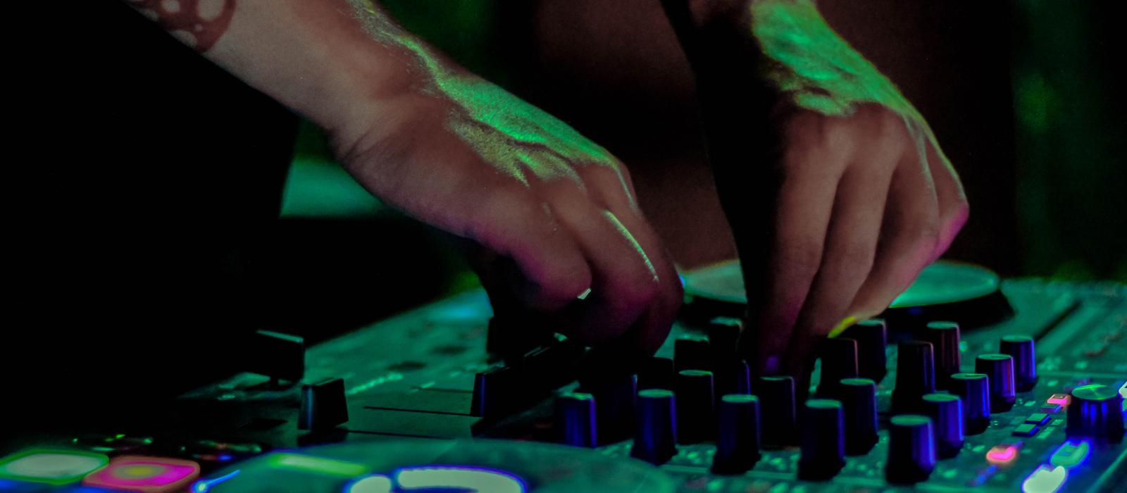 DJ 操纵电子舞曲设备 DJ 操纵电子舞曲设备