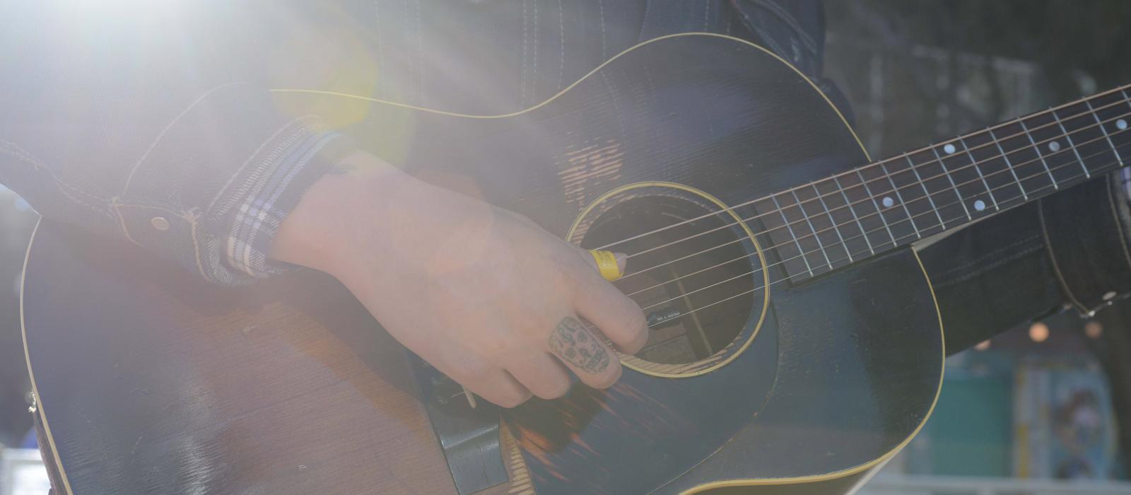 在德克萨斯州休斯敦的街头弹奏吉他 在德克萨斯州休斯敦的街头弹奏吉他