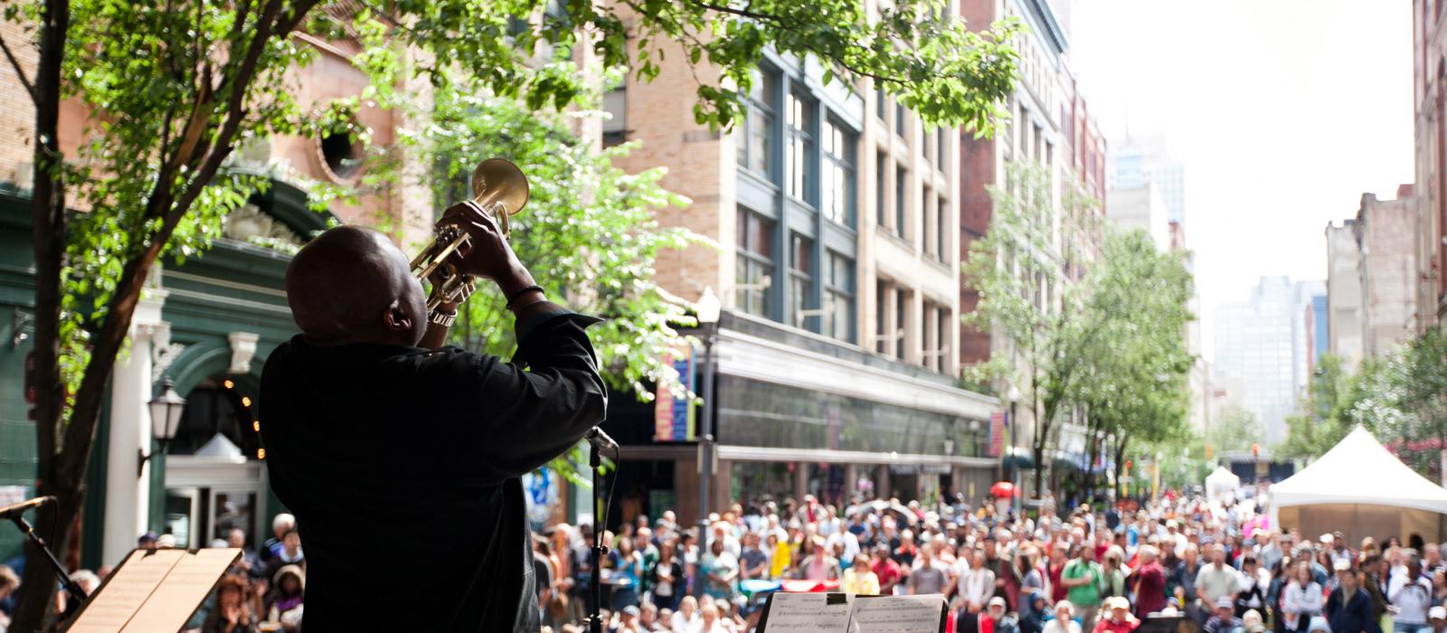 宾夕法尼亚州匹兹堡国际爵士音乐节上的一名爵士音乐人正在演奏乐曲