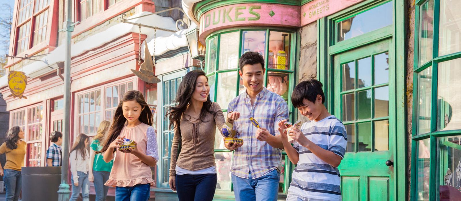 在 The Wizarding World of Harry Potter™ 的 Honeydukes™ 糖果店品尝小吃