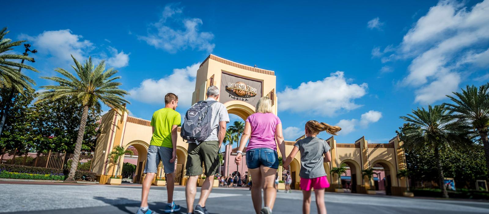 一家人正在进入 Universal Studios Florida