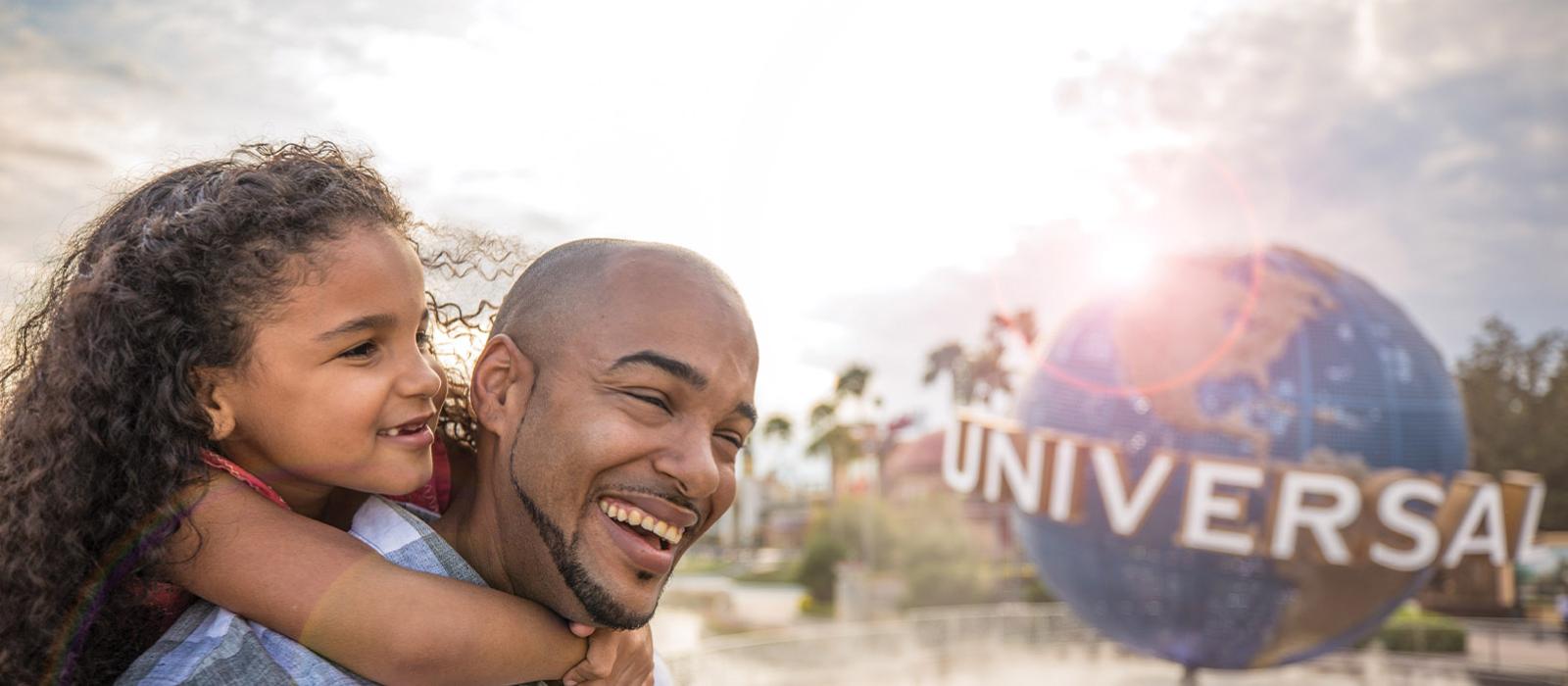 一对父女在 Universal Orlando Resort 内漫步