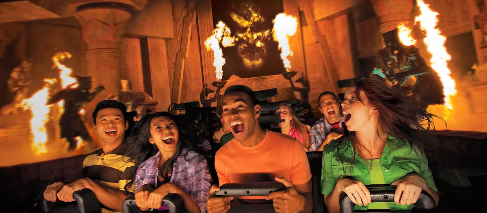 木乃伊的复仇过山车上欢笑的人们