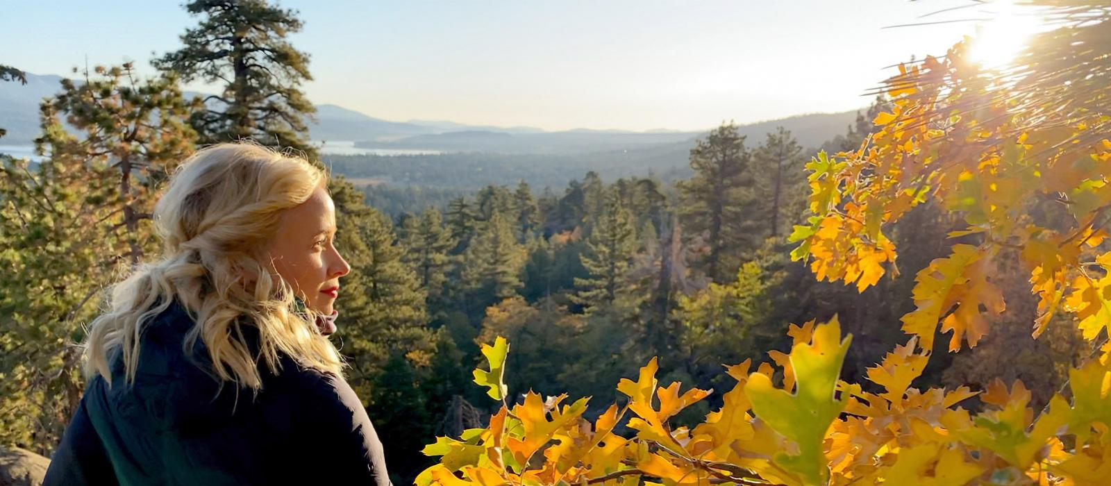 在加利福尼亚州大熊湖欣赏美丽山景