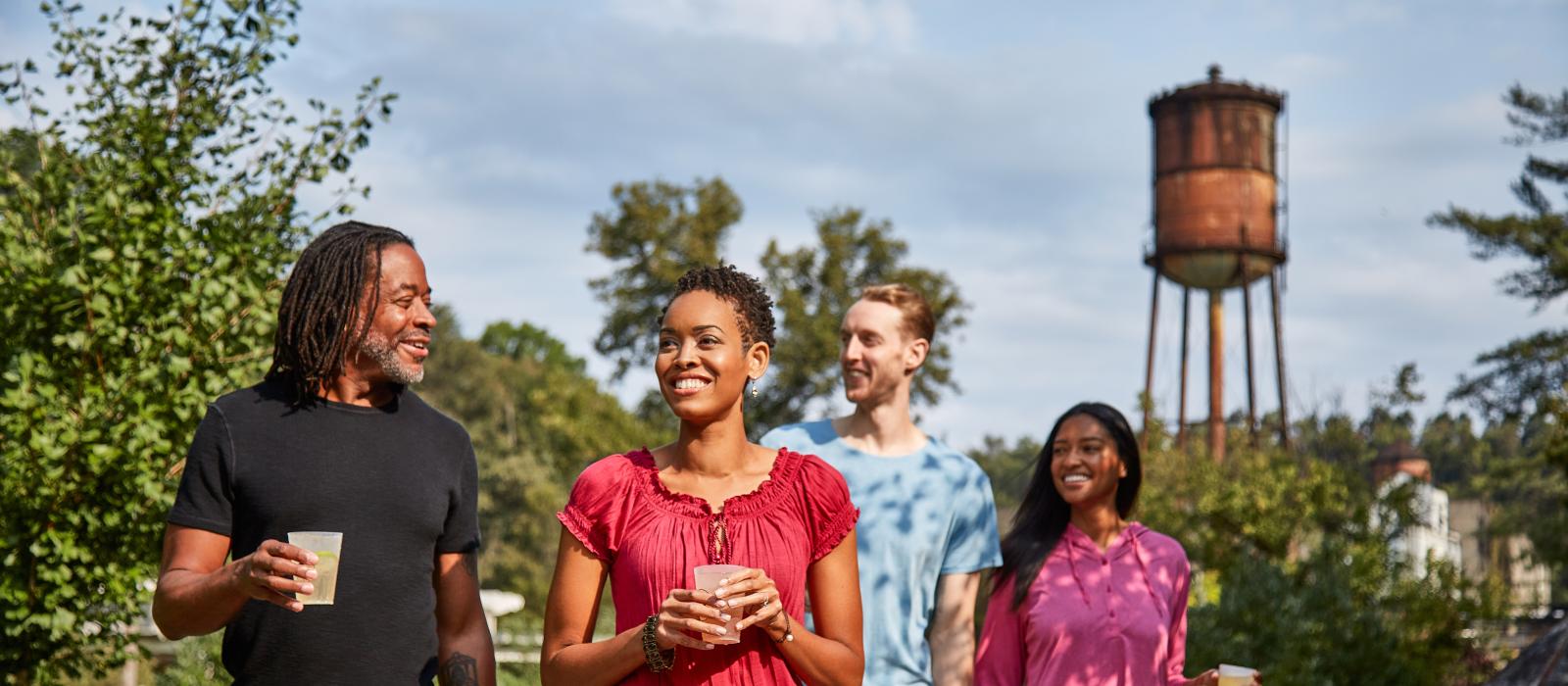 在肯塔基州法兰克福的 Castle & Key 酿酒厂内享用精酿饮品