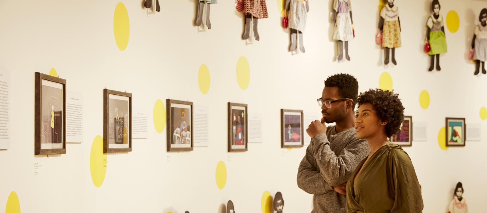 在马里兰州巴尔的摩美国视觉艺术博物馆观看展览 在马里兰州巴尔的摩美国视觉艺术博物馆观看展览