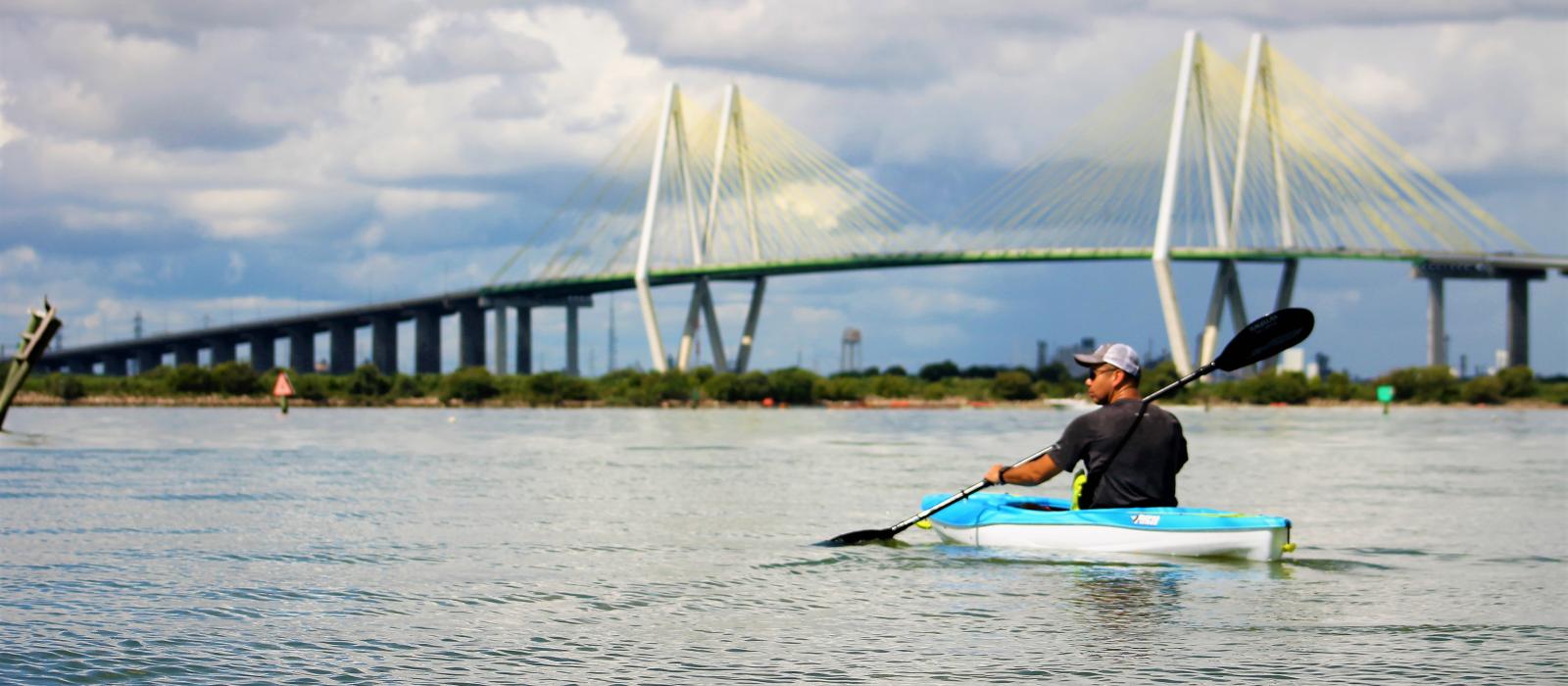 在德克萨斯州贝敦的城市水道上划皮艇