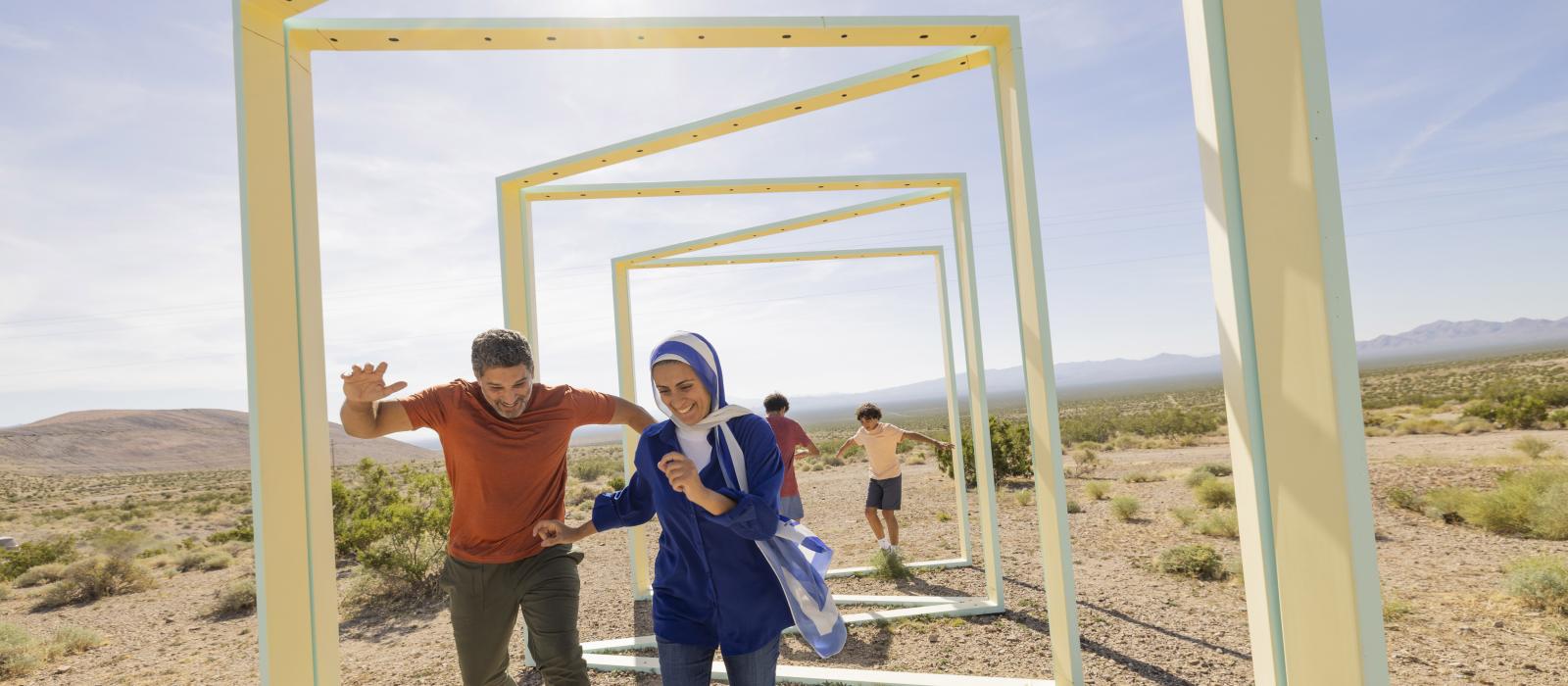 一家人游览内华达州比蒂的金井户外博物馆