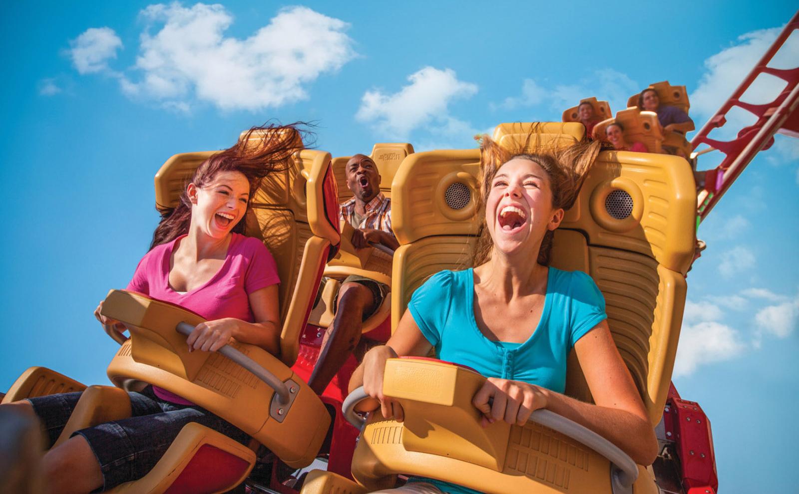 在 Universal Studios Florida 乘坐 Hollywood Rip Ride Rockit 过山车