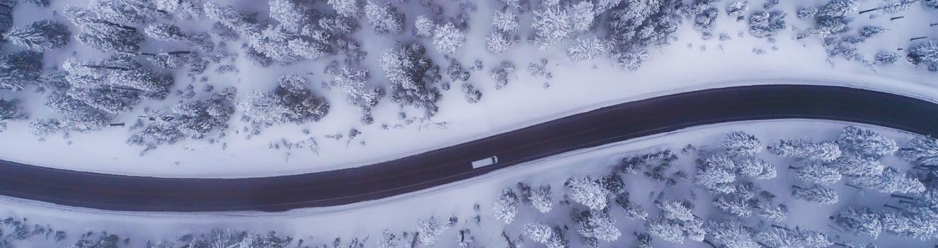 从空中鸟瞰白雪覆盖的哥伦比亚河谷公路