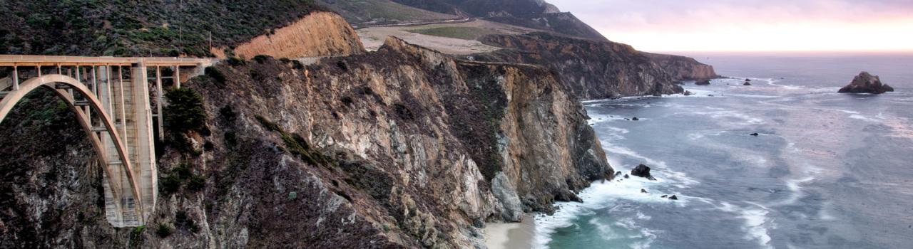 从加州海岸的比克斯比大桥南望。