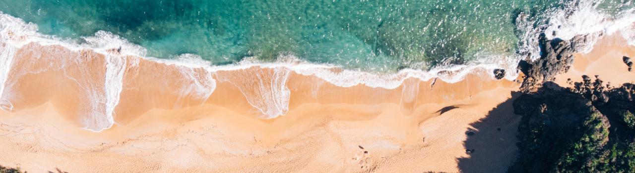 从空中俯瞰波多黎各马纳蒂的原生态海滩