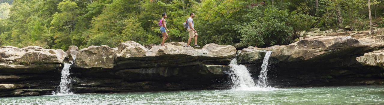 徒步者俯瞰阿肯色州维特的国王河瀑布