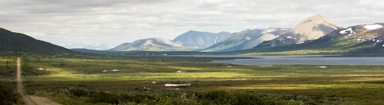 阿拉斯加州诺姆郊外的山景