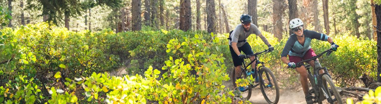 骑行穿越俄勒冈州本德附近的巴奇勒山 骑行穿越俄勒冈州本德附近的巴奇勒山