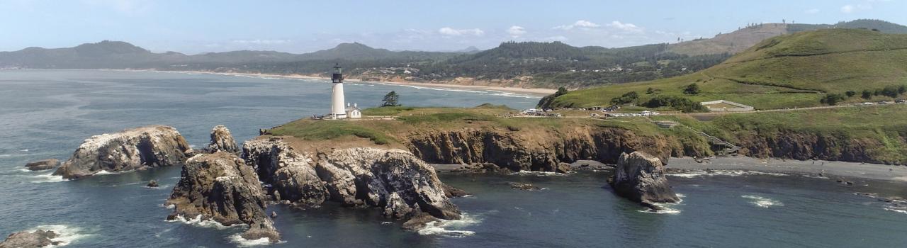 俯瞰俄勒冈州纽波特亚奎纳头灯塔的美景 俯瞰俄勒冈州纽波特亚奎纳头灯塔的美景