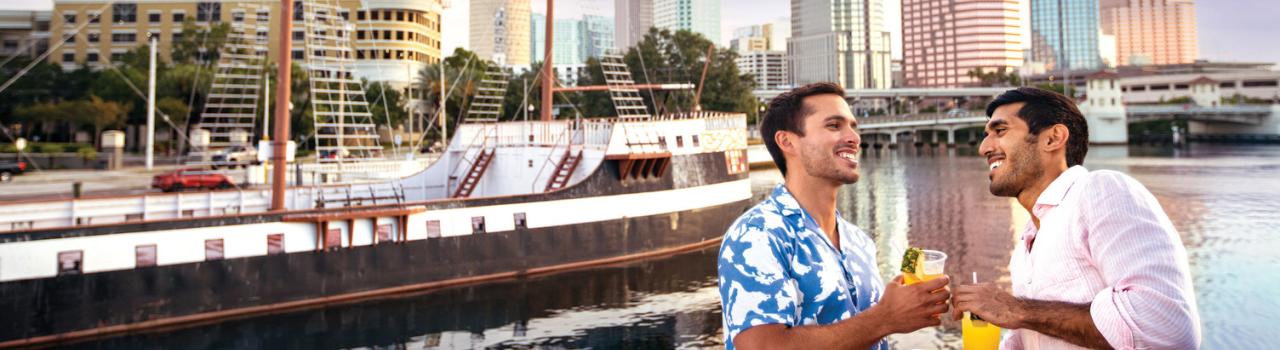 在佛罗里达州坦帕参加日落巡游，惬意享用鸡尾酒