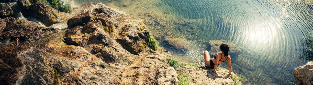 在新墨西哥州怀特斯城附近的天然温泉 Sitting Bull Falls 的泉水中焕发活力