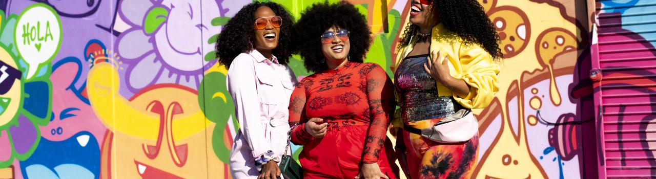 朋友们在佛罗里达州迈阿密怀恩伍德区的壁画前合影