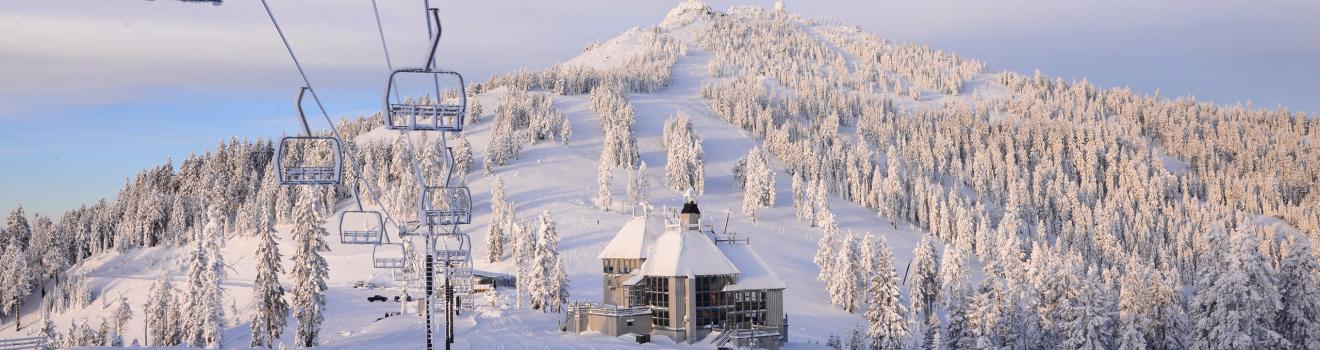 俄勒冈南部白雪皑皑的滑雪度假村