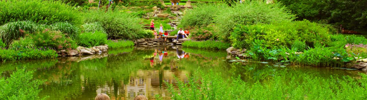 人们在塔尔萨菲尔布鲁克博物馆花园内的水池边休息 人们在塔尔萨菲尔布鲁克博物馆花园内的水池边休息