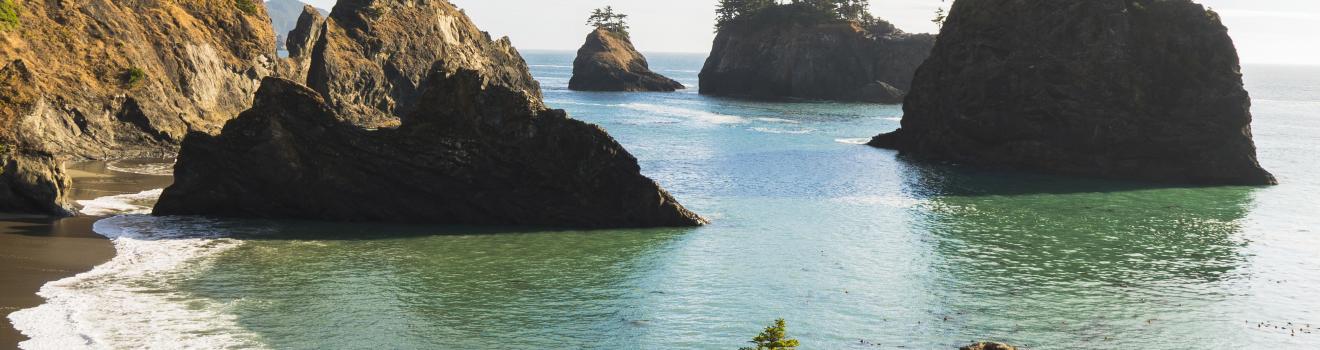 俄勒冈海岸上令人叹为观止的岩层 俄勒冈海岸上令人叹为观止的岩层