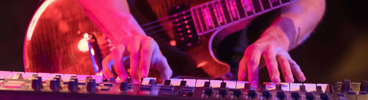 在电子舞曲表演中弹奏键盘乐器 在电子舞曲表演中弹奏键盘乐器