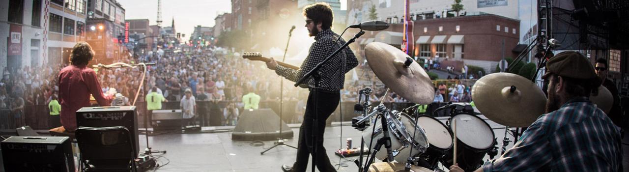 在田纳西州纳什维尔街头艺术节上表演的一名乡村音乐家