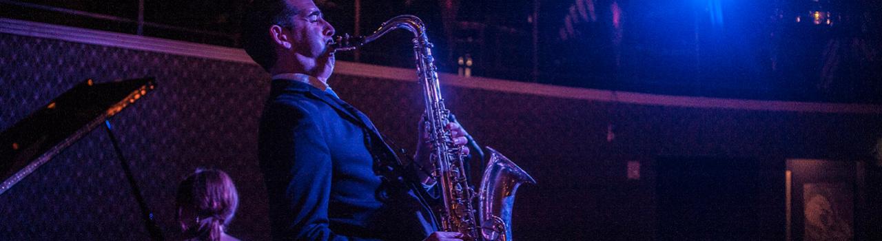 科罗拉多州丹佛的 Nocturne Jazz and Supper Club 俱乐部内一支爵士乐队正在演奏乐曲 科罗拉多州丹佛的 Nocturne Jazz and Supper Club 俱乐部内一支爵士乐队正在演奏乐曲