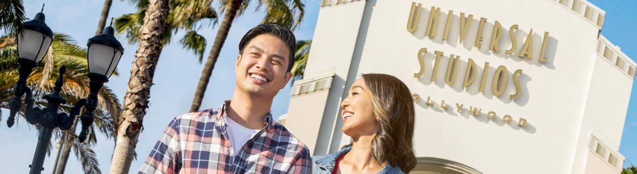 Universal Studios Hollywood 入口处的一对夫妻