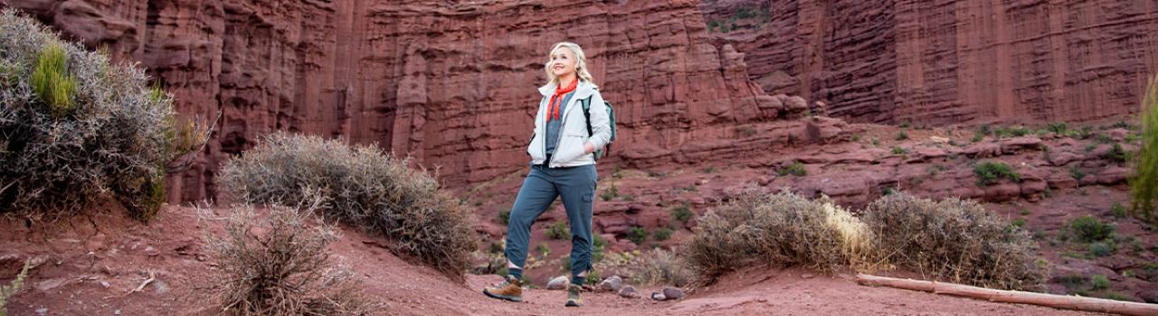 在犹他州莫阿布附近的螺旋式渔夫塔山顶小径徒步 在犹他州莫阿布附近的螺旋式渔夫塔山顶小径徒步