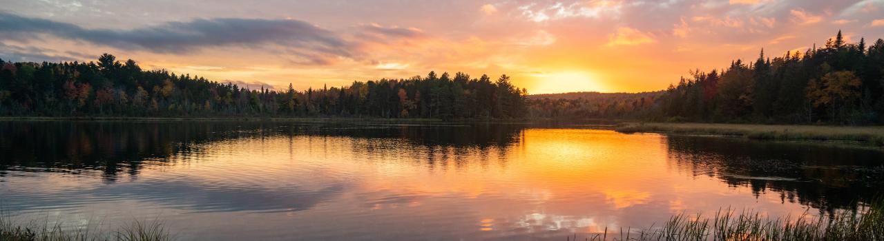 缅因州米利诺基特 (Millinocket) 一座山地湖上的日落美景 缅因州米利诺基特 (Millinocket) 一座山地湖上的日落美景