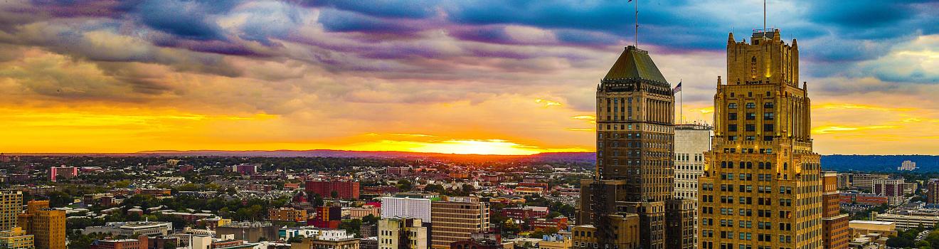 日出时的纽瓦克天际线