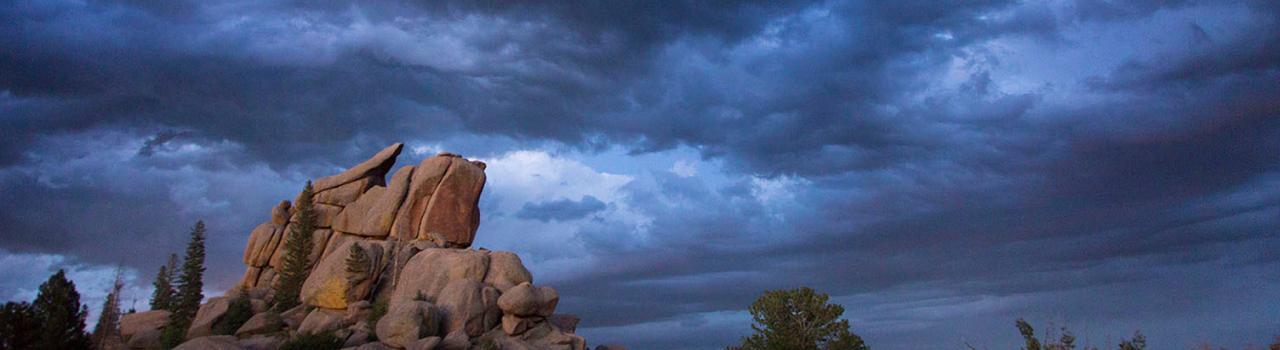 温道舞岩层上空的奇丽云彩