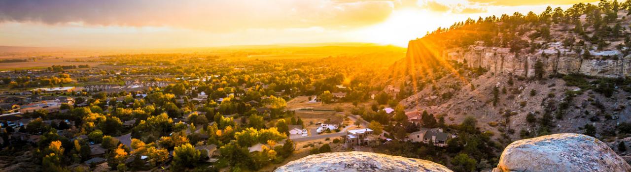 从俯瞰比林斯的崖顶欣赏日落