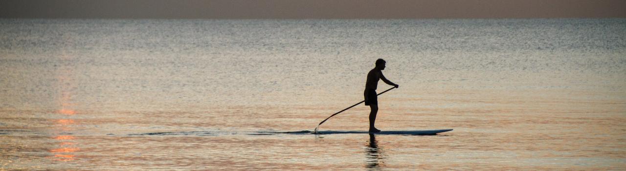 沿罗德岱堡的一条水道体验立式桨板 沿罗德岱堡的一条水道体验立式桨板
