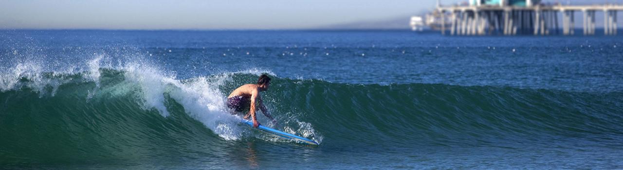 在加利福尼亚州南部地区普安那公园附近冲浪