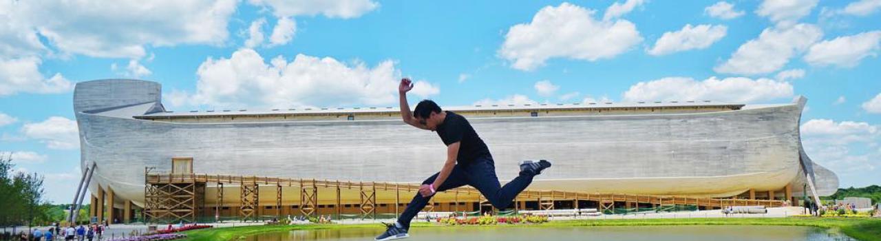 在肯塔基州 Ark Encounter 主题公园前拍照留念 在肯塔基州 Ark Encounter 主题公园前拍照留念