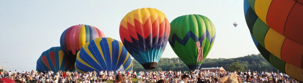 韦尔斯维尔热气球嘉年华中准备升空的热气球