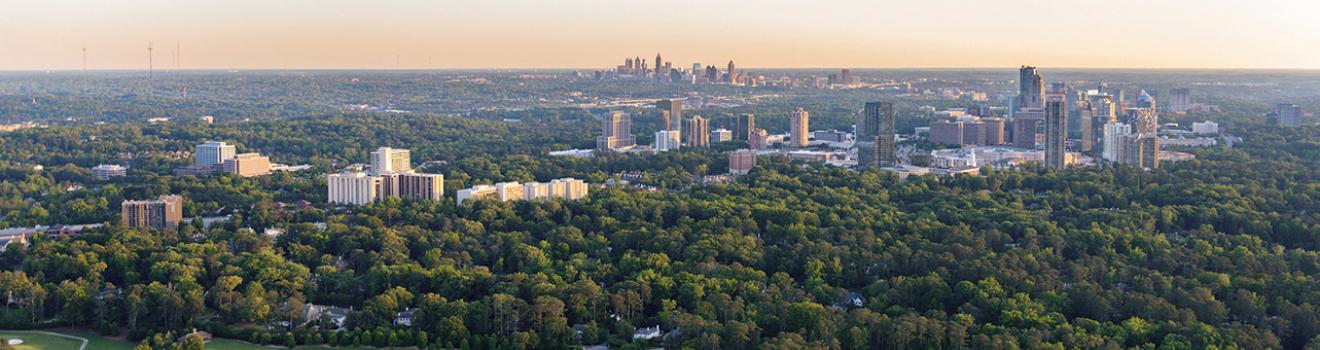 佐治亚州亚特兰大的鸟瞰图，天际线四周环绕着辽阔的公园和绿地