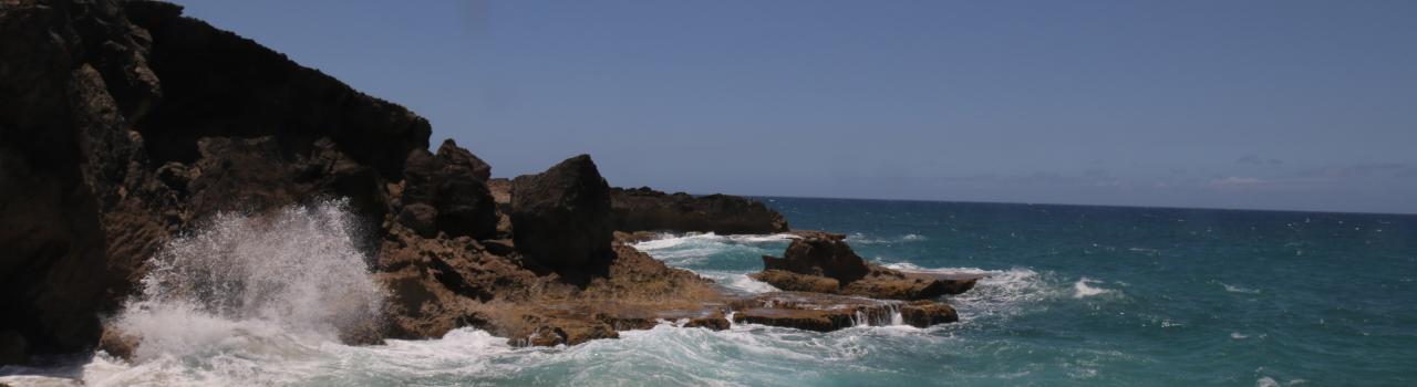 海浪冲刷拍打着 La Poza del Obispo 海岸的岩层 海浪冲刷拍打着 La Poza del Obispo 海岸的岩层