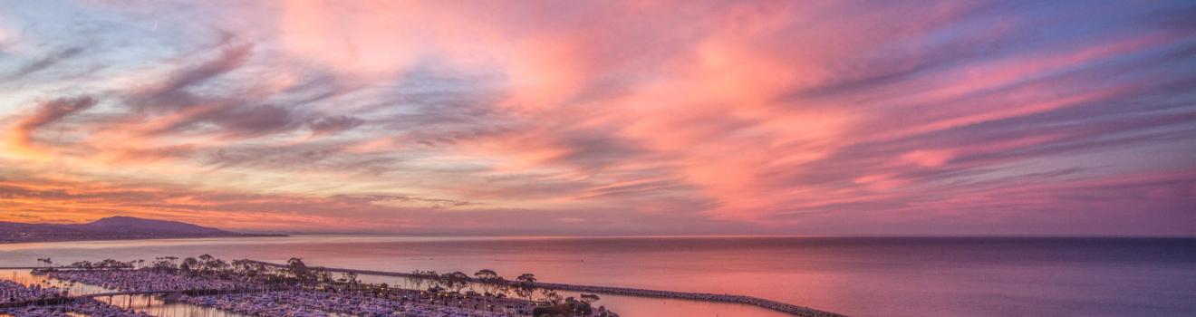 加利福尼亚州达纳点港口的绚烂朝霞