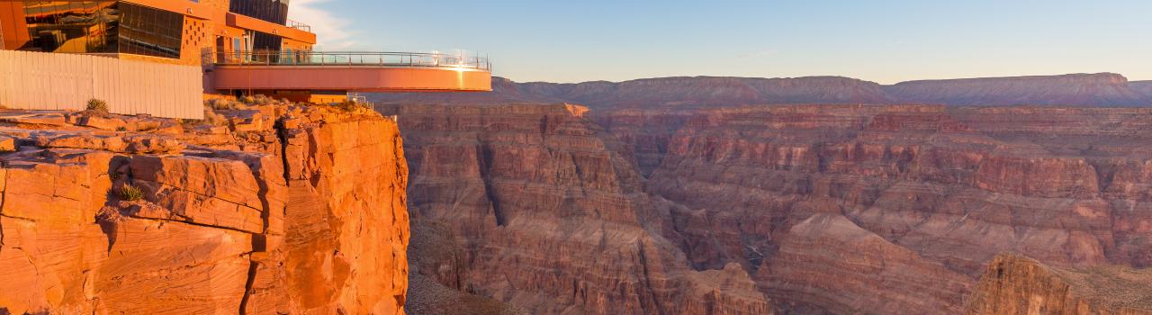 从大峡谷空中步道俯瞰峡谷西缘